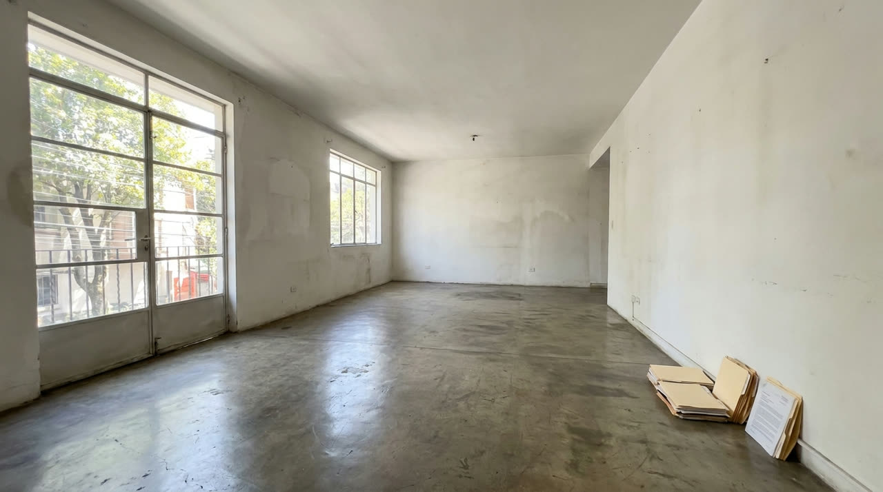Sala de departamento vacía, antes del staging virtual